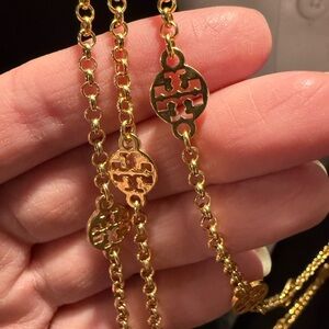 Gold Logo-Link Women's Necklace - Elegant Chain Pendant